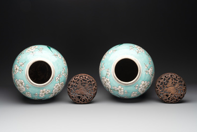 A pair of fine Chinese famille verte turquoise-ground 'magpie and prunus' jars with reticulated wooden covers, 19th C.