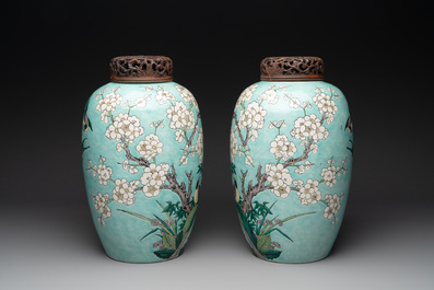 A pair of fine Chinese famille verte turquoise-ground 'magpie and prunus' jars with reticulated wooden covers, 19th C.