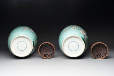 A pair of fine Chinese famille verte turquoise-ground 'magpie and prunus' jars with reticulated wooden covers, 19th C.