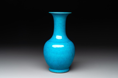 A Chinese turquoise-glazed vase, 18/19th C.