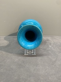 A Chinese turquoise-glazed vase, 18/19th C.