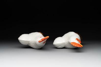 A Chinese famille rose yellow-ground plate and a pair of roosters, 20th C.