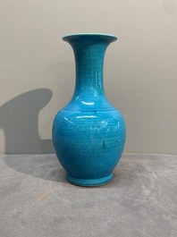 A Chinese turquoise-glazed vase, 18/19th C.