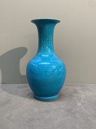 A Chinese turquoise-glazed vase, 18/19th C.