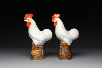 A Chinese famille rose yellow-ground plate and a pair of roosters, 20th C.