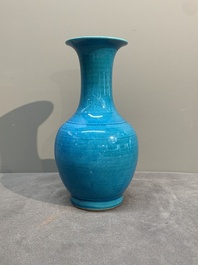 A Chinese turquoise-glazed vase, 18/19th C.