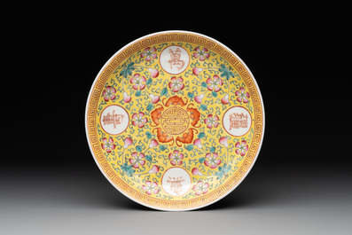 A Chinese famille rose yellow-ground plate and a pair of roosters, 20th C.