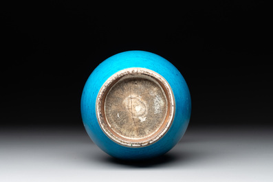 A Chinese turquoise-glazed vase, 18/19th C.