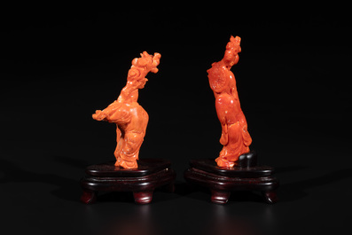 Two Chinese red coral figures of Shoulao on wooden stand, 19/20th C.