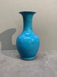 A Chinese turquoise-glazed vase, 18/19th C.