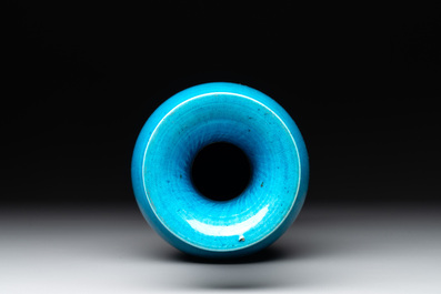 A Chinese turquoise-glazed vase, 18/19th C.