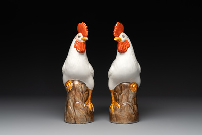 A Chinese famille rose yellow-ground plate and a pair of roosters, 20th C.