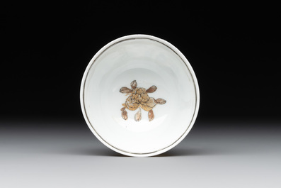 A fine Chinese gilt-decorated grisaille 'Feng Yi Ting 鳳儀亭' cup and saucer, Yongzheng