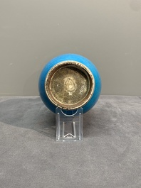 A Chinese turquoise-glazed vase, 18/19th C.