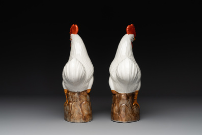 A Chinese famille rose yellow-ground plate and a pair of roosters, 20th C.