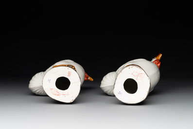 A Chinese famille rose yellow-ground plate and a pair of roosters, 20th C.