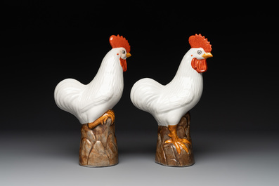 A Chinese famille rose yellow-ground plate and a pair of roosters, 20th C.