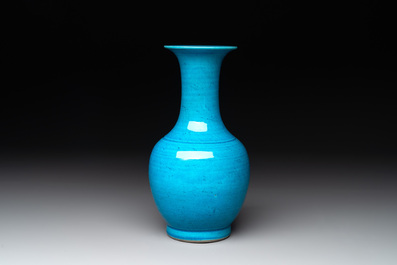 A Chinese turquoise-glazed vase, 18/19th C.