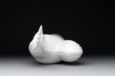 A Chinese white-glazed rooster, 18/19th C.