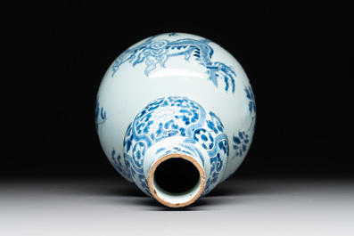 A pair of blue and white Dutch Delft fleur-de-lys-shaped 'Chinese dragon' dishes and a double gourd vase, 17/18th C.