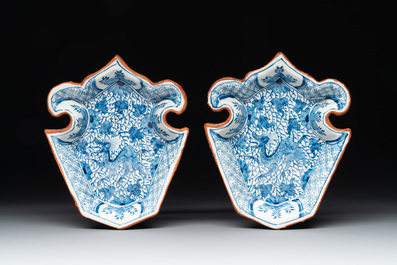 A pair of blue and white Dutch Delft fleur-de-lys-shaped 'Chinese dragon' dishes and a double gourd vase, 17/18th C.