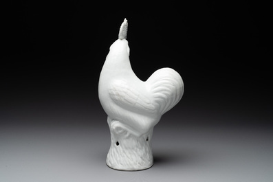 A Chinese white-glazed rooster, 18/19th C.