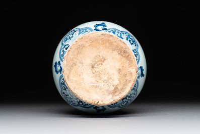A pair of blue and white Dutch Delft fleur-de-lys-shaped 'Chinese dragon' dishes and a double gourd vase, 17/18th C.