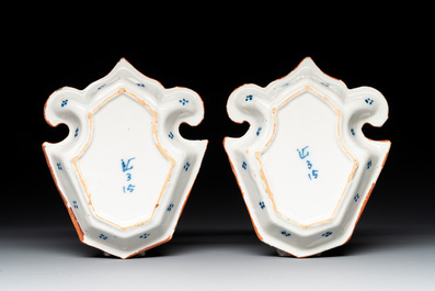 A pair of blue and white Dutch Delft fleur-de-lys-shaped 'Chinese dragon' dishes and a double gourd vase, 17/18th C.