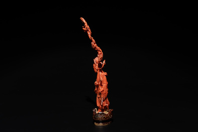 A Chinese red coral figure of a standing lady holding a vase, 19/20th C.