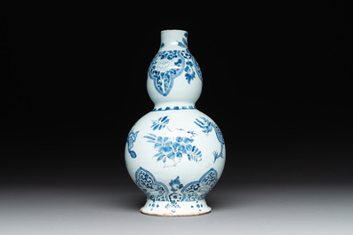 A pair of blue and white Dutch Delft fleur-de-lys-shaped 'Chinese dragon' dishes and a double gourd vase, 17/18th C.