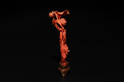 A Chinese red coral figure of a standing lady holding a flower, 19/20th C.