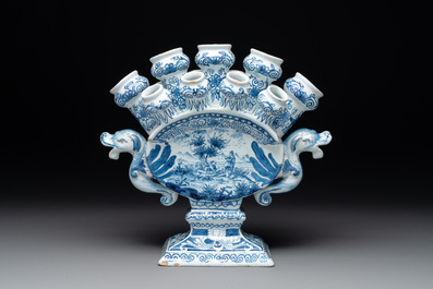 A blue and white Dutch Delft tulip vase, 19th C.