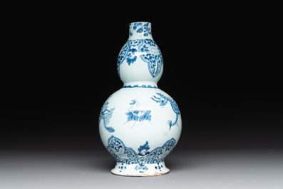 A pair of blue and white Dutch Delft fleur-de-lys-shaped 'Chinese dragon' dishes and a double gourd vase, 17/18th C.