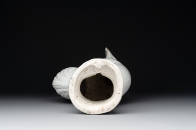 A Chinese white-glazed rooster, 18/19th C.