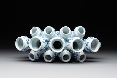 A blue and white Dutch Delft tulip vase, 19th C.