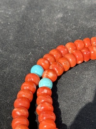 A Chinese necklace with red coral- and turquoise beads, 19th C.