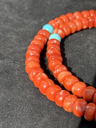 A Chinese necklace with red coral- and turquoise beads, 19th C.