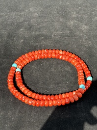 A Chinese necklace with red coral- and turquoise beads, 19th C.
