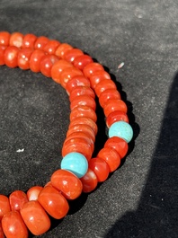 A Chinese necklace with red coral- and turquoise beads, 19th C.