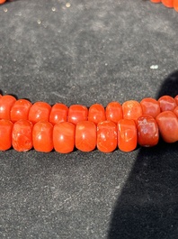 A Chinese necklace with red coral- and turquoise beads, 19th C.