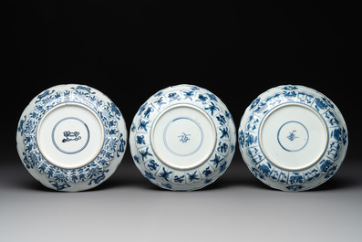 12 Chinese blue and white plates with floral design, Kangxi