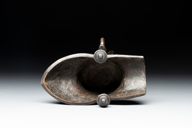 A Chinese archaistic bronze ritual wine vessel, 'jue 爵', 17/18th C.