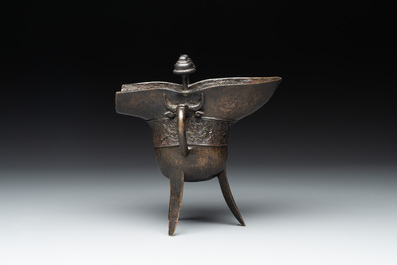 A Chinese archaistic bronze ritual wine vessel, 'jue 爵', 17/18th C.