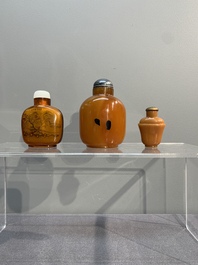 A collection of 12 Chinese snuff bottles and a jade pendant, Chenghua mark, 18/20th C.