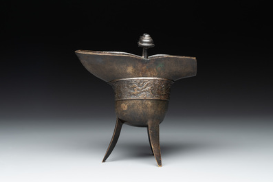 A Chinese archaistic bronze ritual wine vessel, 'jue 爵', 17/18th C.