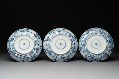 12 Chinese blue and white plates with floral design, Kangxi