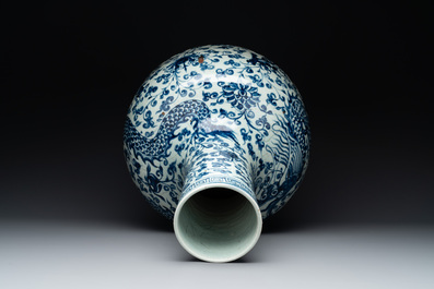 A Chinese blue and white 'tianqiuping' 'dragon' vase, 20th C.