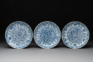 12 Chinese blue and white plates with floral design, Kangxi