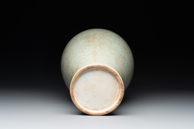 A Chinese celadon-crackle-glazed vase, 18/19th C.