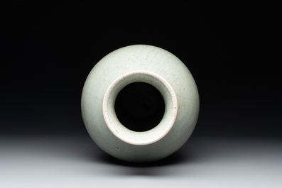 A Chinese celadon-crackle-glazed vase, 18/19th C.